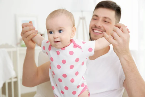 귀여운 아기 딸과 아버지 — 스톡 사진