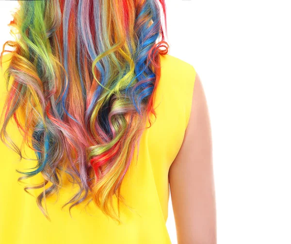 Renkli boyalı saçlı genç kadın