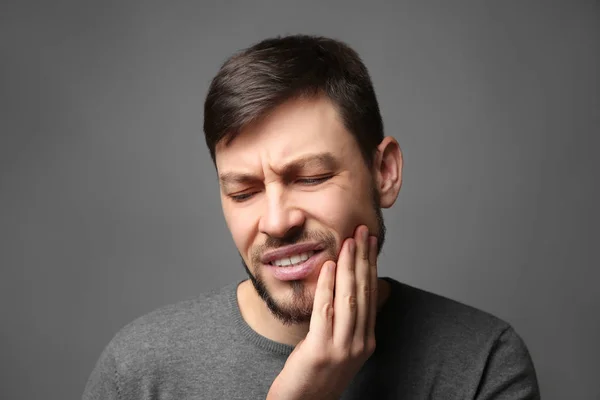 Красивый мужчина, страдающий зубной болью — стоковое фото
