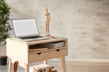 Dizüstü bilgisayar ile stand-up Resepsiyon