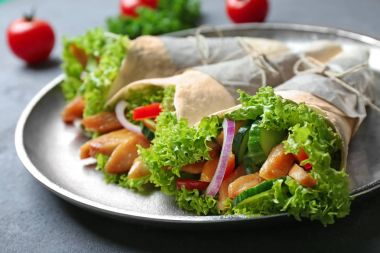 Lezzetli kebap ile plaka rulo