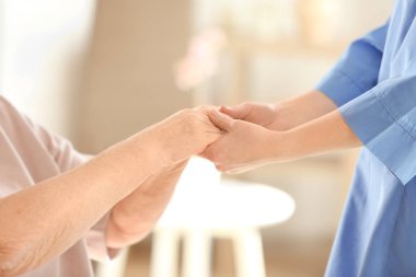 yaşlı kadının elele doktor 