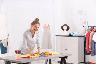 güzel moda tasarımcısı çalışma