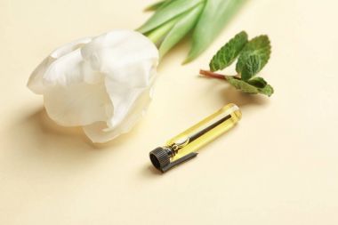 Parfüm örnek, Lale ve nane renk arka plan üzerinde güzel kompozisyonu