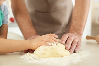 Baba ve oğul birlikte, closeup pişirme