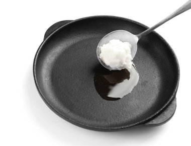 Kaşık Hindistan cevizi yağı tavada ile