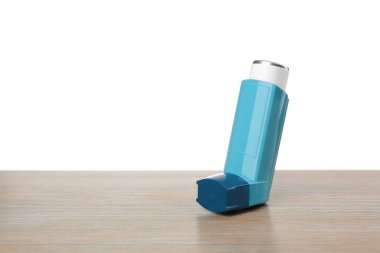 Astım inhaler masada