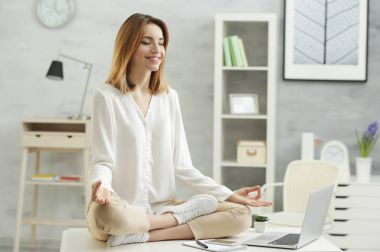 Güzel genç kadın evde masaya otururken meditasyon