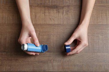 astım inhaler holding eller