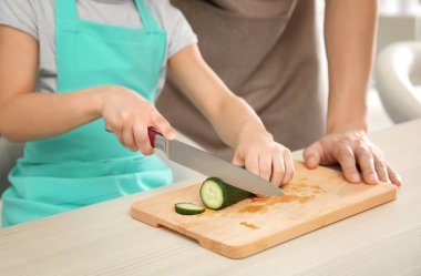 Baba ve oğul portre evde, yemek