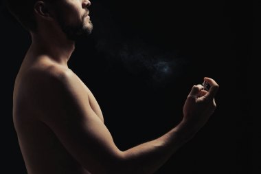 Parfüm kullanan yakışıklı genç adam. 