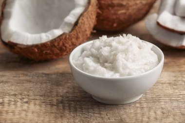 Taze hindistan cevizi yağı bir kapta