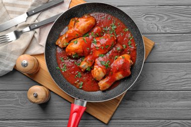 Tavuk cacciatore ile kızartma tavası 