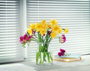 Pencere üzerinde güzel çiçekli vazo