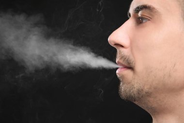 Genç adam duman exhaling  
