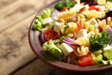 Soğuk lezzetli makarna salatası