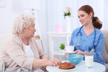 Yaşlı kadın hafif koğuşunda having kahvaltı