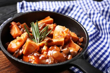 Tavuk cacciatore ile kızartma tavası 
