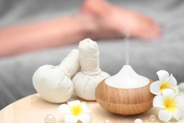 Spa kavramı. Aroma Yağı difüzör arka plan bulanık karşı masada