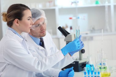 Laboratuvarda çalışan bilim adamları