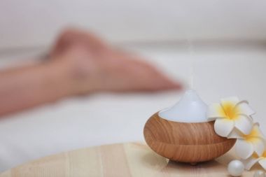 Spa kavramı. Aroma Yağı difüzör arka plan bulanık karşı masada