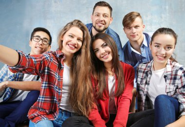 mutlu arkadaş selfie alarak  