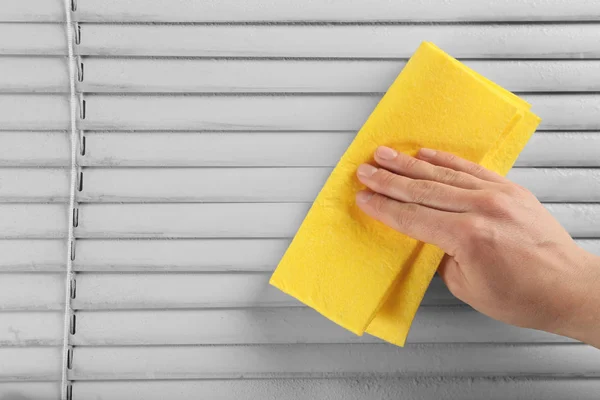 Lidská ruka čištění špinavé okenní rolety, closeup — Stock fotografie