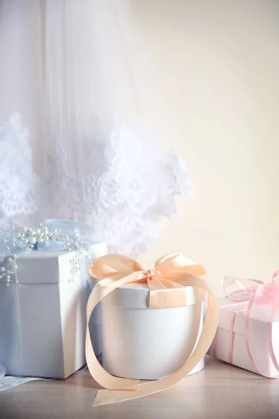 Table avec des boîtes-cadeaux pour le jour du mariage — Photo