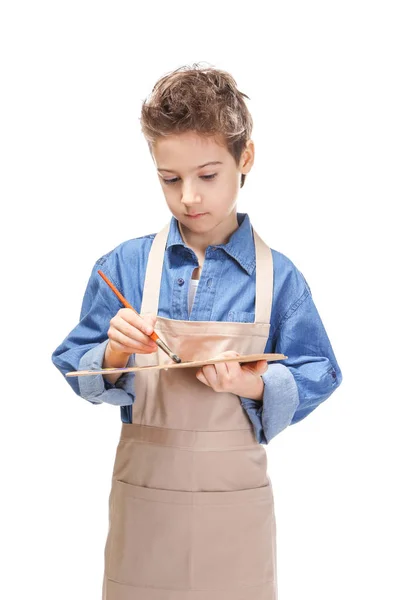 Симпатичный маленький художник с кистью и палитрой на белом фоне — стоковое фото