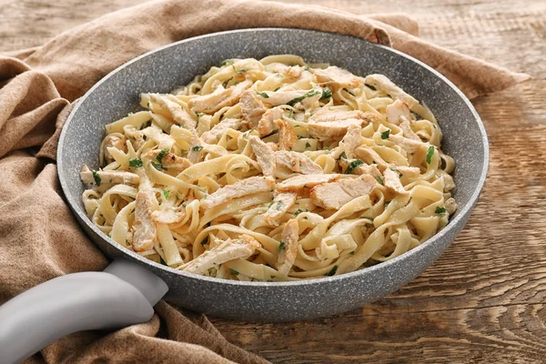 Frying pan with chicken Alfredo — Stock Photo, Image