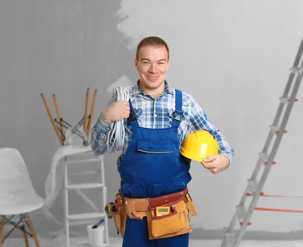 Eletricista feliz com ferramentas — Fotografia de Stock