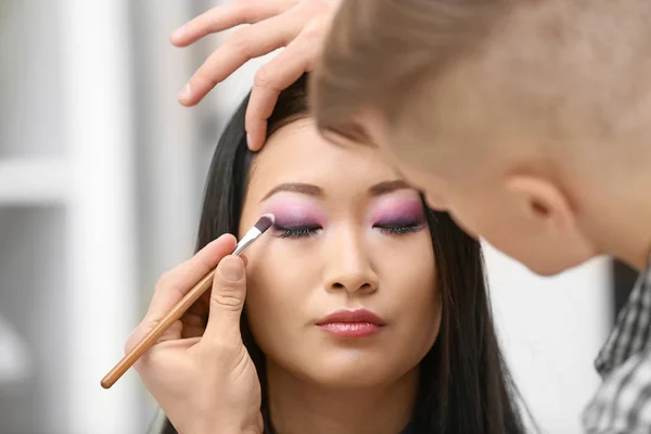 Muž umělec dělá make-up — Stock fotografie