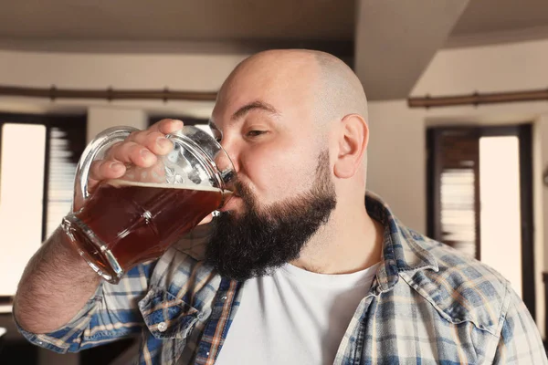 술집에서 맥주를 마시는 수염된 남자 — 스톡 사진