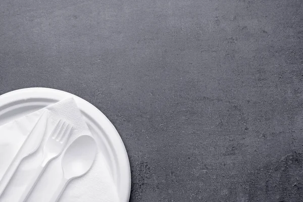 Białe plastikowe naczynia jednorazowe — Zdjęcie stockowe