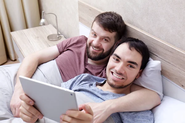 Para gejów, leżąc na łóżku — Zdjęcie stockowe
