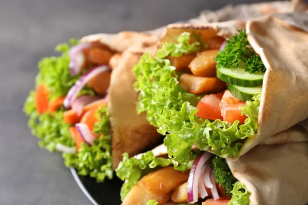 Тарелка с вкусными бутербродами с кебабом — стоковое фото