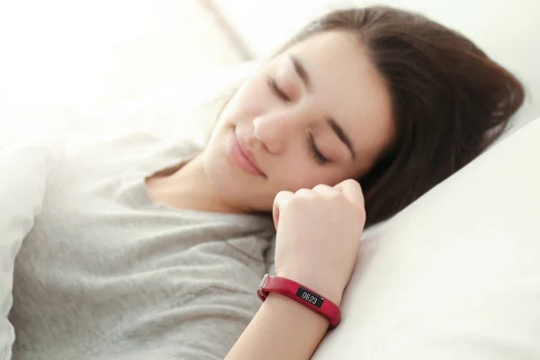 Mujer con rastreador de sueño descansando en la cama — Foto de Stock