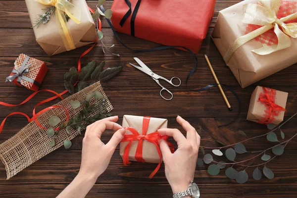 Vrouw versieren geschenkdoos — Stockfoto