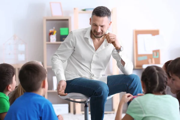 Profesor Masculino Impartiendo Clases Escuela — Foto de Stock