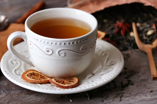Чашка чая с сушеными листьями — стоковое фото