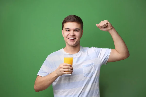 Jonge man drinken van SAP — Stockfoto