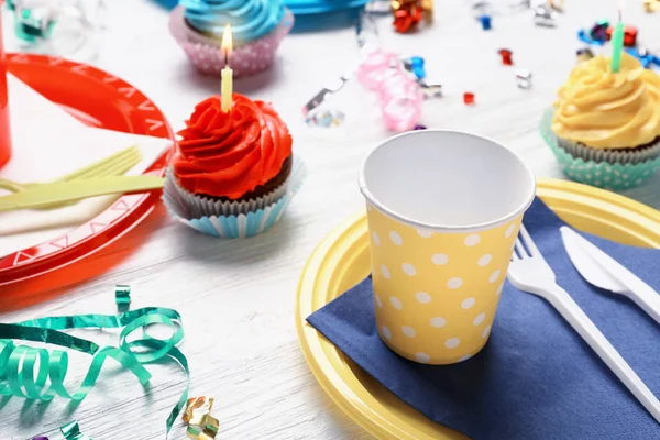 Plates with birthday cupcakes and cups — Stock Photo, Image