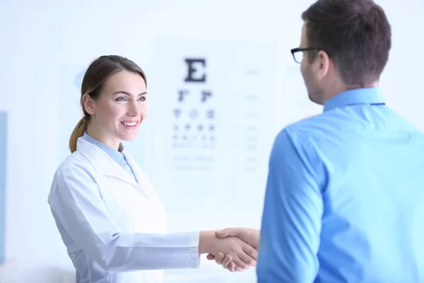 Hasta doktor elini sıkarken tıbbi ofis — Stok fotoğraf