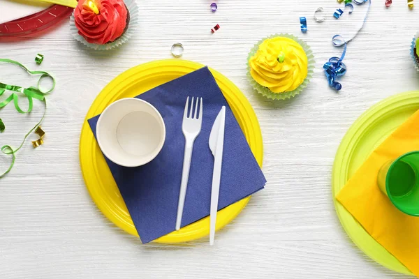 Plates with birthday cupcakes and cups — Stock Photo, Image