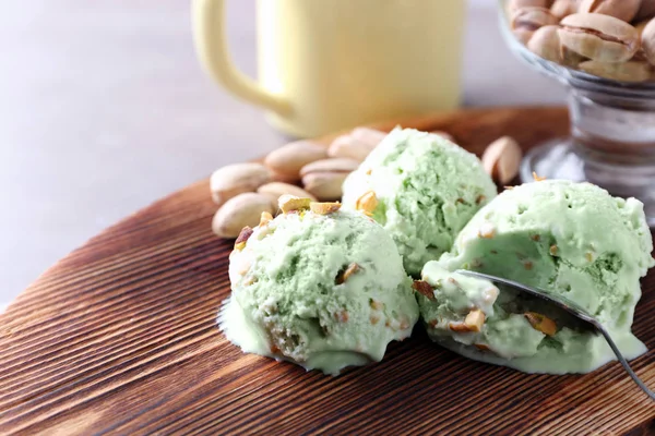 Ahşap tahta üzerinde lezzetli fıstıklı dondurma topları — Stok fotoğraf