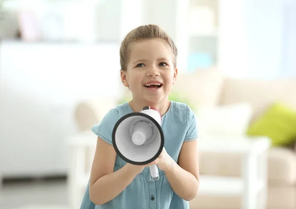 Маленькая девочка с мегафоном — стоковое фото