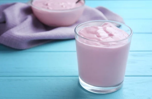 Sabroso yogur en vaso —  Fotos de Stock