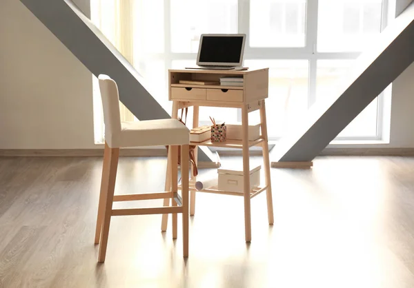 Wysokie biurko z laptopa — Zdjęcie stockowe