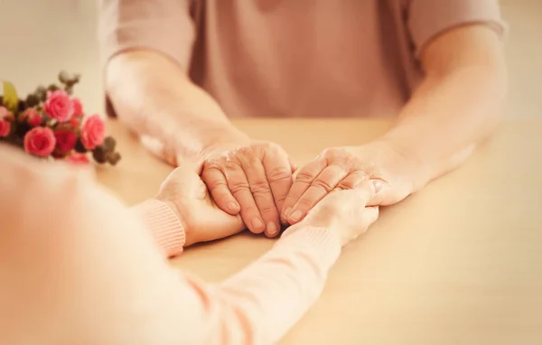 Mujeres cogidas de la mano — Foto de Stock