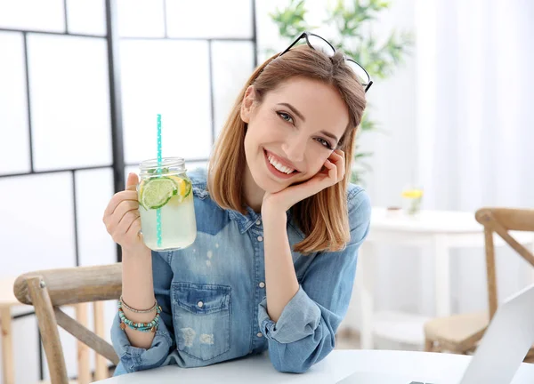 Hermosa joven con limonada — Foto de Stock